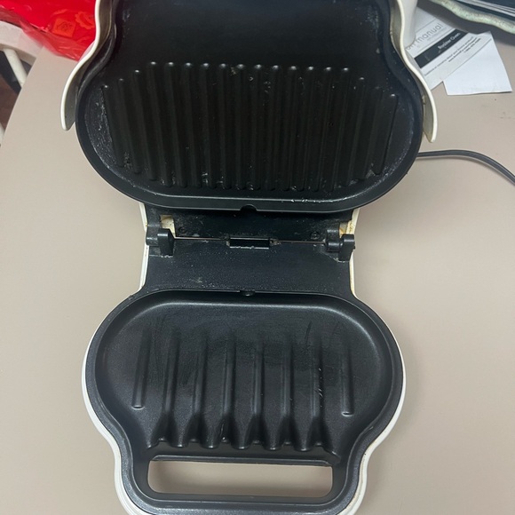 White Grilling Machine by George Foreman - Picture 2 of 4